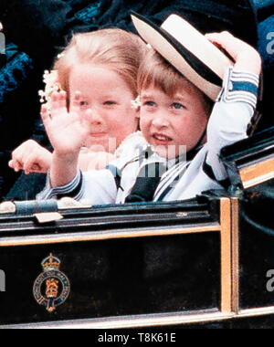 AJAXNETPHOTO. 23. JULI, 1986. LONDON, ENGLAND. - Hallo SAILOR! - Seite Junge zu seiner Königlichen Hoheit, Prinz Andrew und Sarah Ferguson an ihrer Hochzeit, 4 JAHRE ALTE SKH PRINZ WILLIAM GEKLEIDET IN EINEM SAILOR Outfit (nächste Kamera, rechts.) Kämpfe zu halten sein Hut, während winken IN DIE MENGE. Mit IHM IM SCHLITTEN SIND BRAUTJUNGFER LAURA FELLOWES UND SEINE KÖNIGLICHE HOHEIT PRINZ EDWARD. Foto: Jonathan Eastland/AJAX REF: 862307 3 Stockfoto