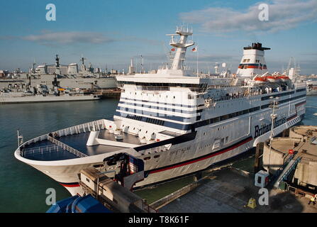 AJAXNETPHOTO. 5. JUNI 2004. PORTSMOUTH, England. - BRITTANY FERRIES CROSS CHANNEL AUTO- und PASSAGIERFÄHRE BRETAGNE ABFLUG INTERNATIONALER HAFEN FÄHRHAFEN PORTSMOUTH NACH FRANKREICH. Foto: Jonathan Eastland/AJAX REF: TC 4909 20 17 Stockfoto