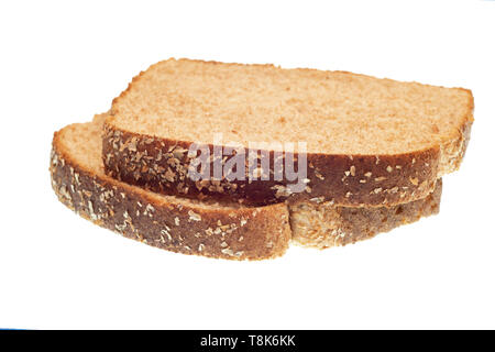 Horizontale Schuß von zwei gestapelten Scheiben Vollkornbrot isoliert auf Weiss. Stockfoto