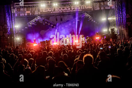 Die Dunkelheit Dachverkleidung Samstag Nacht Teddy Rocks Festival 2019 - Bekämpfung der Kinder Krebs mit Rock! Stockfoto