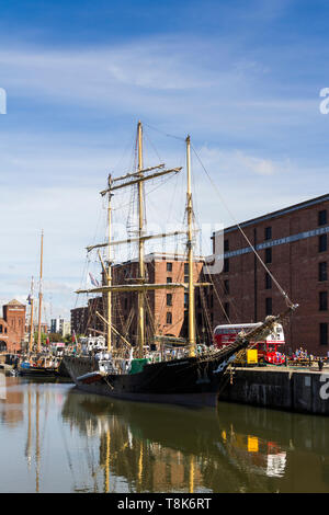 Pelikan der Londoner Main Mast Barkentine Tall Ship in der Canning Dock außerhalb des Maritime Museum in Liverpool Albert Docks vertäut. Stockfoto