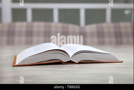 Buch auf hellen Tabelle auf unscharfen Hintergrund Stockfoto
