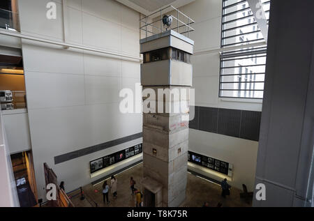 Wachturm der Berliner Mauer mit einem Abschnitt der Berliner Mauer Anzeige im Newseum an 555 Pennsylvania Avenue. Washington D.C. USA Stockfoto