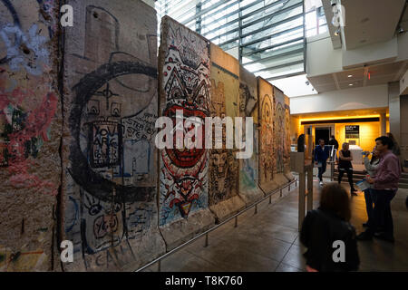 Ein Abschnitt der Berliner Mauer Anzeige im Newseum an 555 Pennsylvania Avenue. Washington D.C. USA Stockfoto