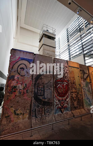 Wachturm der Berliner Mauer mit einem Abschnitt der Berliner Mauer Anzeige im Newseum an 555 Pennsylvania Avenue. Washington D.C. USA Stockfoto