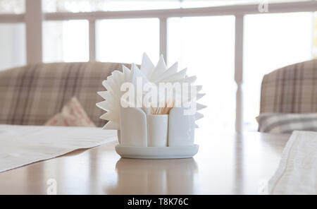 Weiß Servietten in den Haltern auf Holztisch, close-up Stockfoto