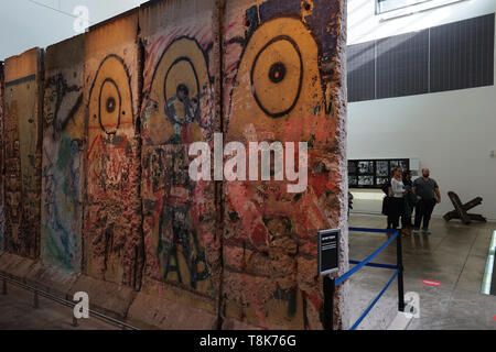 Ein Abschnitt der Berliner Mauer Anzeige im Newseum an 555 Pennsylvania Avenue. Washington D.C. USA Stockfoto