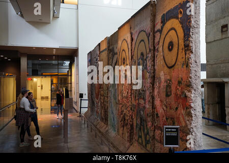 Ein Abschnitt der Berliner Mauer Anzeige im Newseum an 555 Pennsylvania Avenue. Washington D.C. USA Stockfoto