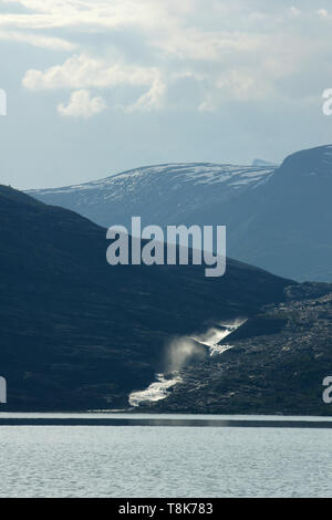 Die wildwater Kaskade von austerdalsisen der swartisvatnet in Norwegen Stockfoto