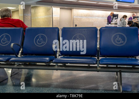 Das internationale Symbol der Zugriff auf einen Stuhl am Flughafen Las Vegas, Nevada, USA Stockfoto