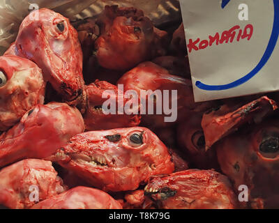 Frisches rohes Lammfleisch Köpfe an einem Lebensmittelmarkt Stockfoto