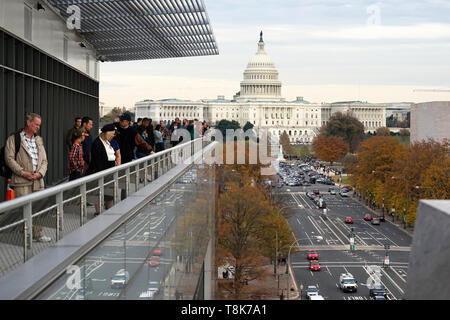 Die Ansicht des United States Capitol und Capitol Hill mit der Pennsylvania Avenue im Vordergrund von der Terasse der Newseum. Washington D.C. USA Stockfoto