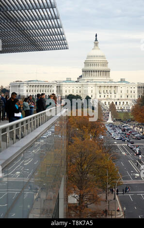 Die Ansicht des United States Capitol und Capitol Hill mit der Pennsylvania Avenue im Vordergrund von der Terasse der Newseum. Washington D.C. USA Stockfoto
