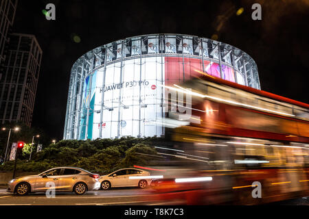 BFI London IMAX-Kino, in Waterloo, in der Nähe der Southbank mit einem großen Huawei Advert, London, England, Großbritannien Stockfoto