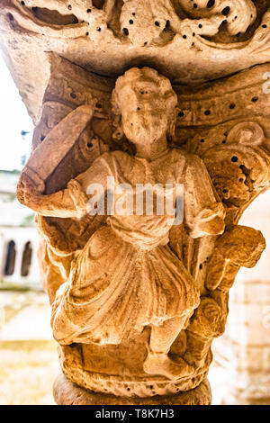 Romanische Kapital in Klöster Kirche St. Trophime Kathedrale in Arles. Provence, Frankreich Stockfoto