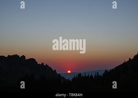 Sonnenaufgang über den Inyo Mountains aus Zwiebel Tal in den Sierra Nevada Bergen in Kalifornien Stockfoto