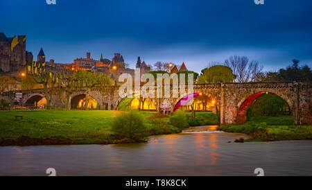 Nacht Blick auf die beleuchtete Festung von Carcassonne, Frankreich. Berühmte mittelalterliche Stadt mit schönen Nacht beleuchtung. Stockfoto