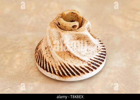 In der Nähe Bild von verschlissenen Keramik Kaffeemühle blade Stockfoto