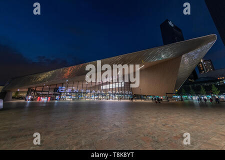 Rotterdam Centraal Station bei Nacht - Hauptbahnhof Rotterdam - Niederlande Stockfoto