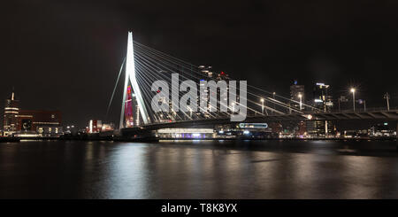 Skyline von Rotterdam und Neue Maas - Schiffsverkehr auf dem Fluss Nieuwe Maas und Hafen Rotterdam - Niederlande - Niederländische Wirtschaft - Niederländische Handelskammer Stockfoto