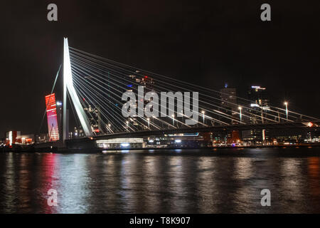 Skyline von Rotterdam und Neue Maas - Schiffsverkehr auf dem Fluss Nieuwe Maas und Hafen Rotterdam - Niederlande - Niederländische Wirtschaft - Niederländische Handelskammer Stockfoto