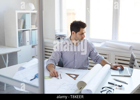 Ingenieur am Arbeitsplatz Stockfoto
