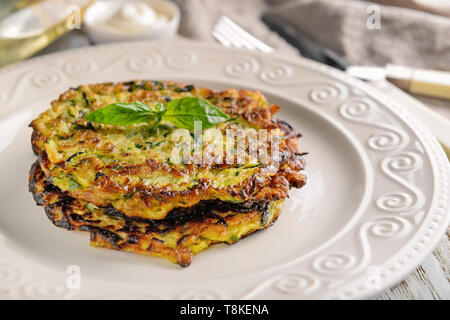 Lecker zucchini Pfannkuchen auf Platte, Nahaufnahme Stockfoto