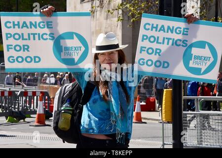 Eine Brexiteer fördert die Brexit Partei im Parlament Square, Houses of Parliament, London Stockfoto