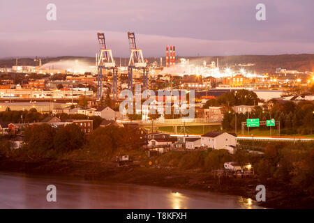 Einen industriellen Bereich mit dem Heiligen Johannes Port Authority sowie die Irving Oil Terminals und der Bayside Kraftwerk in der Ferne in der Abenddämmerung. Stockfoto