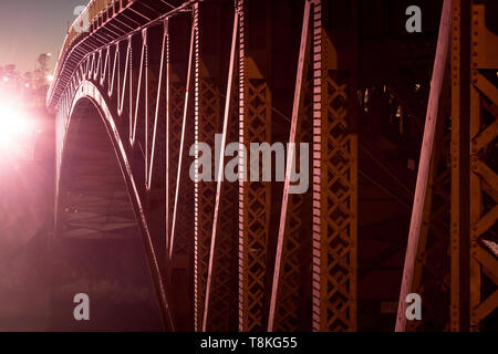 Die Rückfahrscheinwerfer fällt Stahl arch bridge bei nacht in Saint John, New Brunswick, Kanada. Stockfoto