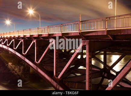 Die Rückfahrscheinwerfer fällt Stahl arch bridge bei nacht in Saint John, New Brunswick, Kanada. Stockfoto