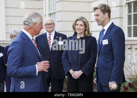 Der Prinz von Wales trifft Staatssekretär für Verteidigung Penny Mordaunt und MP Tobias Ellwood bei einem Empfang für die an der Mühelosigkeit Appell an St James's Palace, London, die darauf abzielt, £ 10 m zu helfen Behandlung Fonds und transformieren, wie Unterstützung der Veteranen mit psychischen Problemen ausgeliefert wird, durchzuführen. Stockfoto