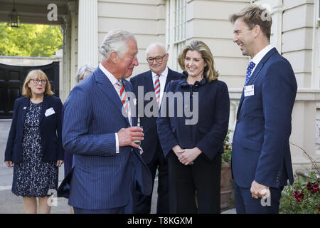 Der Prinz von Wales trifft Staatssekretär für Verteidigung Penny Mordaunt und MP Tobias Ellwood bei einem Empfang für die an der Mühelosigkeit Appell an St James's Palace, London, die darauf abzielt, £ 10 m zu helfen Behandlung Fonds und transformieren, wie Unterstützung der Veteranen mit psychischen Problemen ausgeliefert wird, durchzuführen. Stockfoto