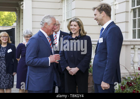 Der Prinz von Wales trifft Staatssekretär für Verteidigung Penny Mordaunt und MP Tobias Ellwood bei einem Empfang für die an der Mühelosigkeit Appell an St James's Palace, London, die darauf abzielt, £ 10 m zu helfen Behandlung Fonds und transformieren, wie Unterstützung der Veteranen mit psychischen Problemen ausgeliefert wird, durchzuführen. Stockfoto