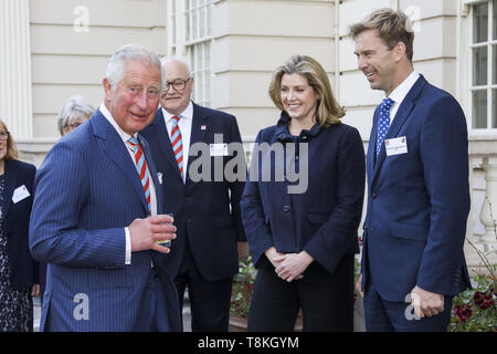 Der Prinz von Wales trifft Staatssekretär für Verteidigung Penny Mordaunt und MP Tobias Ellwood bei einem Empfang für die an der Mühelosigkeit Appell an St James's Palace, London, die darauf abzielt, £ 10 m zu helfen Behandlung Fonds und transformieren, wie Unterstützung der Veteranen mit psychischen Problemen ausgeliefert wird, durchzuführen. Stockfoto