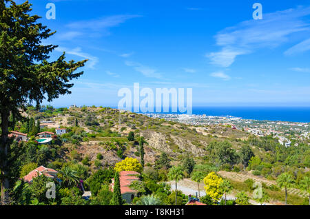 Wunderschöne Landschaft von Kyrenia Region mit Blick auf das Mittelmeer im türkischen Nordzypern im Spätsommer. Schöne Girne region Stockfoto