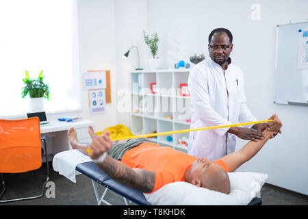 Sportler Übungen für Arme in der Rehabilitation Stockfoto