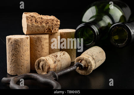 Fermentation Rohr und Korkenzieher auf einem Schwarzen Tisch. Benötigtes Zubehör hausgemachten Wein zu bereiten. Der dunkle Hintergrund. Stockfoto