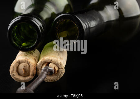 Fermentation Rohr und Korkenzieher auf einem Schwarzen Tisch. Benötigtes Zubehör hausgemachten Wein zu bereiten. Der dunkle Hintergrund. Stockfoto