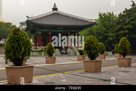 Panorama der traditionellen koreanischen Bell Pavillon mit Cloche in der Yongdusan Park. Busan, Südkorea, Asien. Stockfoto