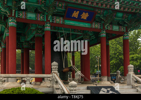 Blick auf traditionelle koreanische Bell Pavillon mit cloche und Ausrüstung in der Yongdusan Park. Busan, Südkorea, Asien. Stockfoto