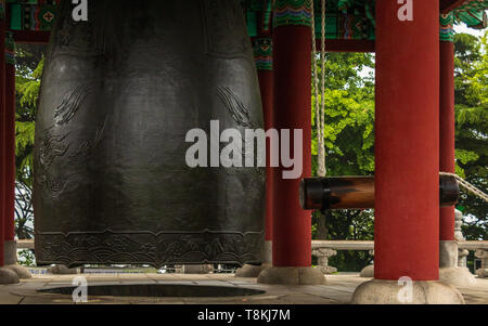 Details eines traditionellen koreanischen cloche, Glocke, mit der Ausrüstung in der Bell Pavillon in der Yongdusan Park. Busan, Südkorea, Asien. Stockfoto