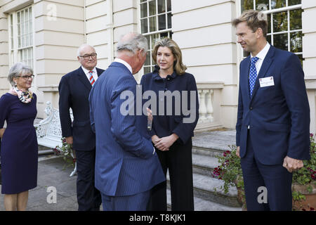 Der Prinz von Wales trifft Staatssekretär für Verteidigung Penny Mordaunt und MP Tobias Ellwood bei einem Empfang zu starten, die an der Mühelosigkeit Appell an St James's Palace, London, die darauf abzielt zu heben&Pound; 10m zu helfen Behandlung Fonds und transformieren, wie Unterstützung der Veteranen mit psychischen Problemen geliefert wird. Stockfoto