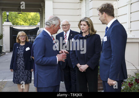 Der Prinz von Wales trifft Staatssekretär für Verteidigung Penny Mordaunt und MP Tobias Ellwood bei einem Empfang zu starten, die an der Mühelosigkeit Appell an St James's Palace, London, die darauf abzielt zu heben&Pound; 10m zu helfen Behandlung Fonds und transformieren, wie Unterstützung der Veteranen mit psychischen Problemen geliefert wird. Stockfoto