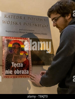 Polnische Aktivisten protestieren gegen die Festnahme Elżbieta Podleśna, das Bild der Jungfrau Maria mit Regenbogen halo erstellt (LGBT-Symbol). Angeblich sollen diese veränderte Bild beleidigt religiösen Überzeugungen. Am 10./11. Mai 2019 legten sie Bilder mit dem Slogan 'Rainbow nicht beleidigen" auf mehrere katholische Kirchen, religiösen Institutionen und Polizeistationen in Warschau. Stockfoto