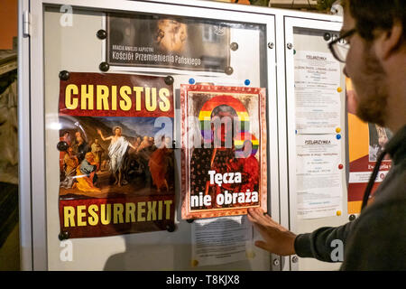 Polnische Aktivisten protestieren gegen die Festnahme Elżbieta Podleśna, das Bild der Jungfrau Maria mit Regenbogen halo erstellt (LGBT-Symbol). Angeblich sollen diese veränderte Bild beleidigt religiösen Überzeugungen. Am 10./11. Mai 2019 legten sie Bilder mit dem Slogan 'Rainbow nicht beleidigen" auf mehrere katholische Kirchen, religiösen Institutionen und Polizeistationen in Warschau. Stockfoto