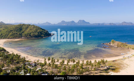 Kleine Meeresbucht mit einem weißen Strand, die Aussicht von oben. Siedlungen und Natur in der philippinischen Inseln. Stockfoto