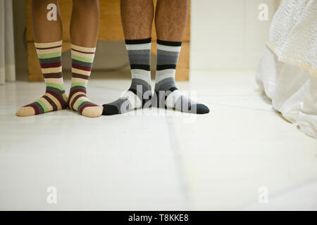 Paar in die passende Socken nebeneinander stehen. Stockfoto