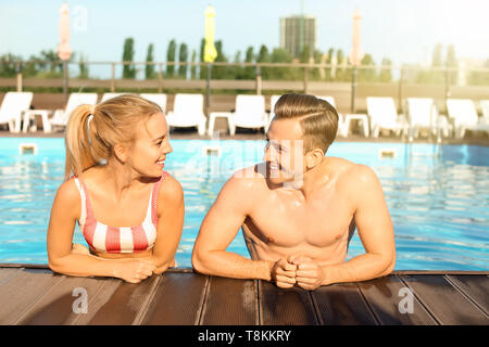 Glückliches junges Paar im Pool im Resort ruht Stockfoto