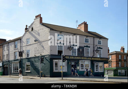 Die Sir John borlase Warren Pub, Nottingham, mit jungen Mädchen. Stockfoto